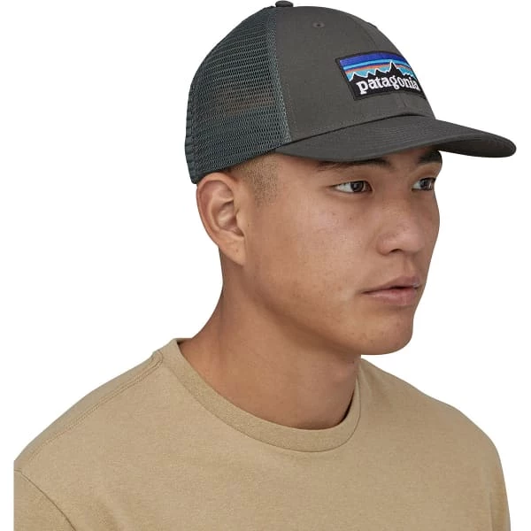 Casquettes PATAGONIA P-6 LOGO LOPRO TRUCKER HAT FORGE GREY 23 Gris 6 Casquettes PATAGONIA P-6 LOGO LOPRO TRUCKER HAT FORGE GREY 23 Gris – Image 4